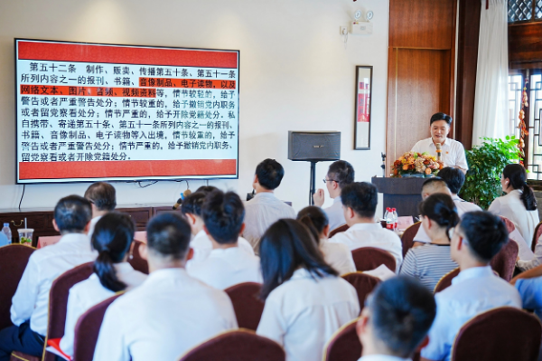讲课.jpg