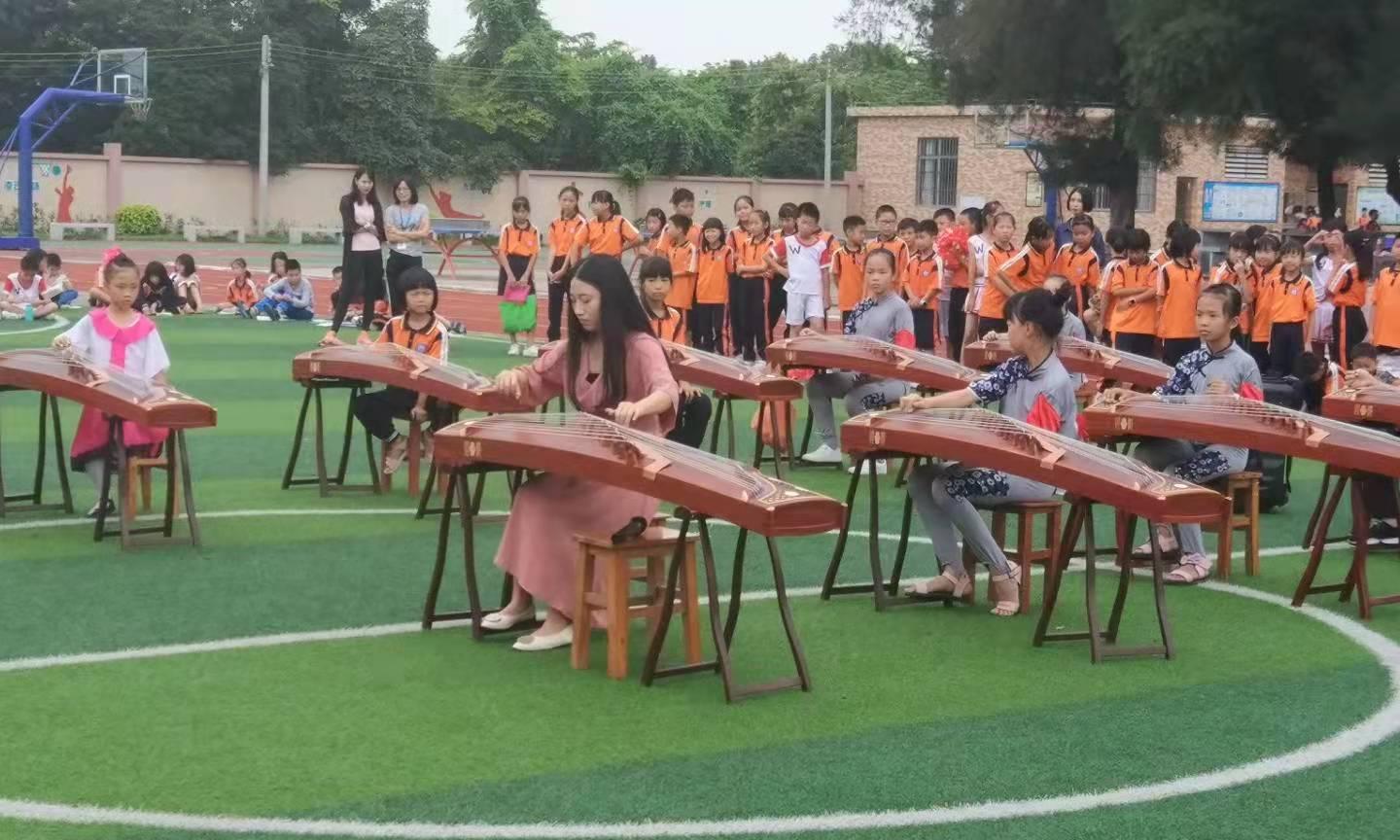 学校古筝队表演图片.jpg