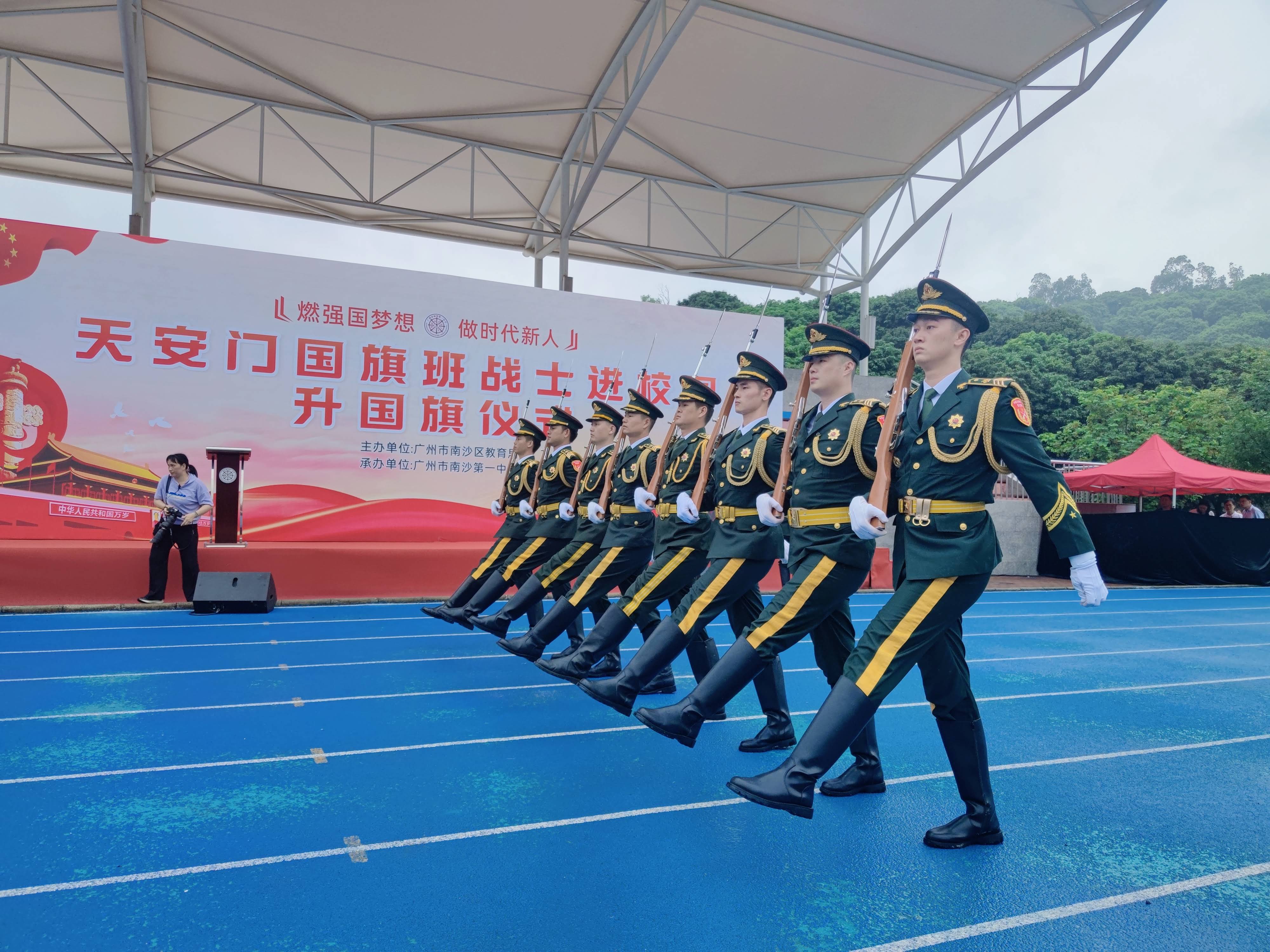 北京天安门国旗班战士到我校举行升国旗仪式.jpg