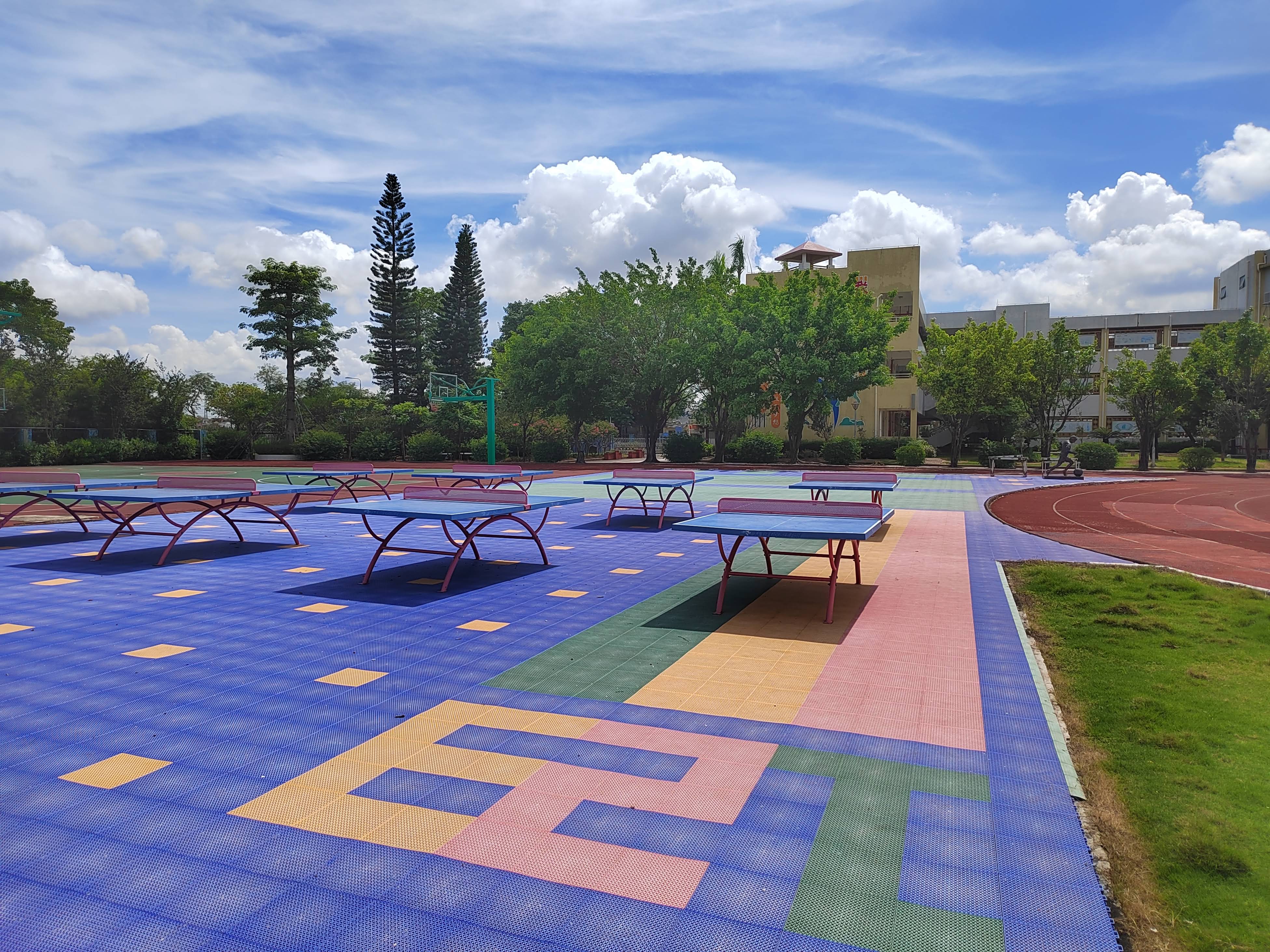 4.学校运动场一角.jpg