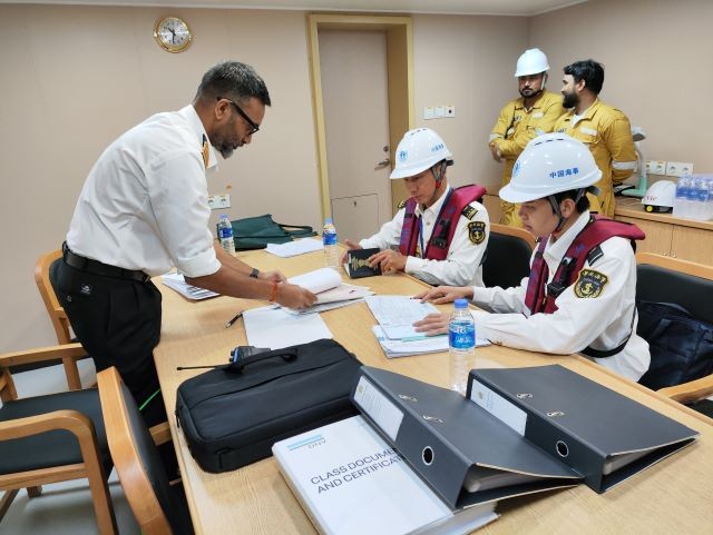 南沙海事处精心保障1.6万标箱双燃料动力集装箱船安全首航.jpg