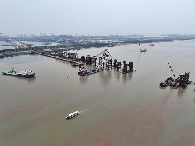 南沙海事处精准服务万龙大桥项目驶入上部施工“快车道”.jpg