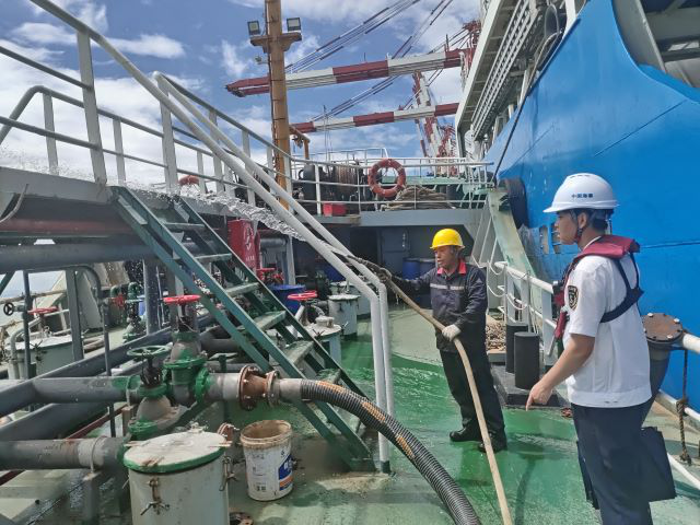 高温天气南沙海事处持续强化辖区供受油作业安全宣贯和现场监管工作.png